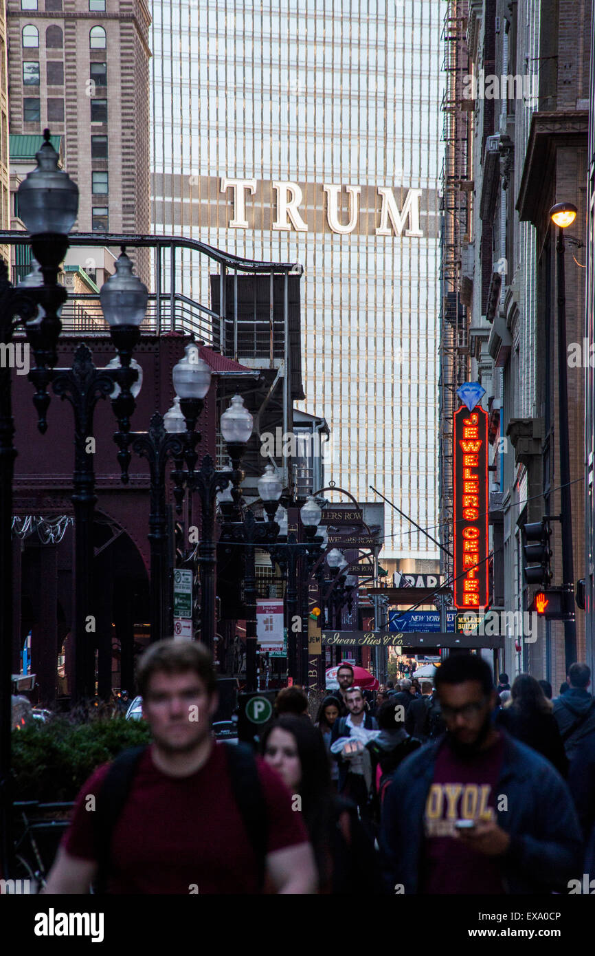 Ansicht der State Street in Richtung Trump Tower, Chicago, Illinois, USA Stockfoto