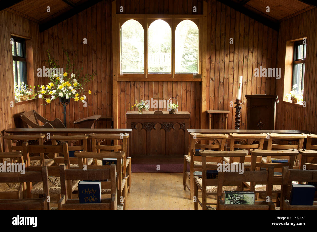 Die einfache Einrichtung von St Catherine's-by-the-Sea, einem kleinen hölzernen Kirche auf einer Klippe mit Blick auf Ringstead Bay thront. Dorset, England, UK. Stockfoto