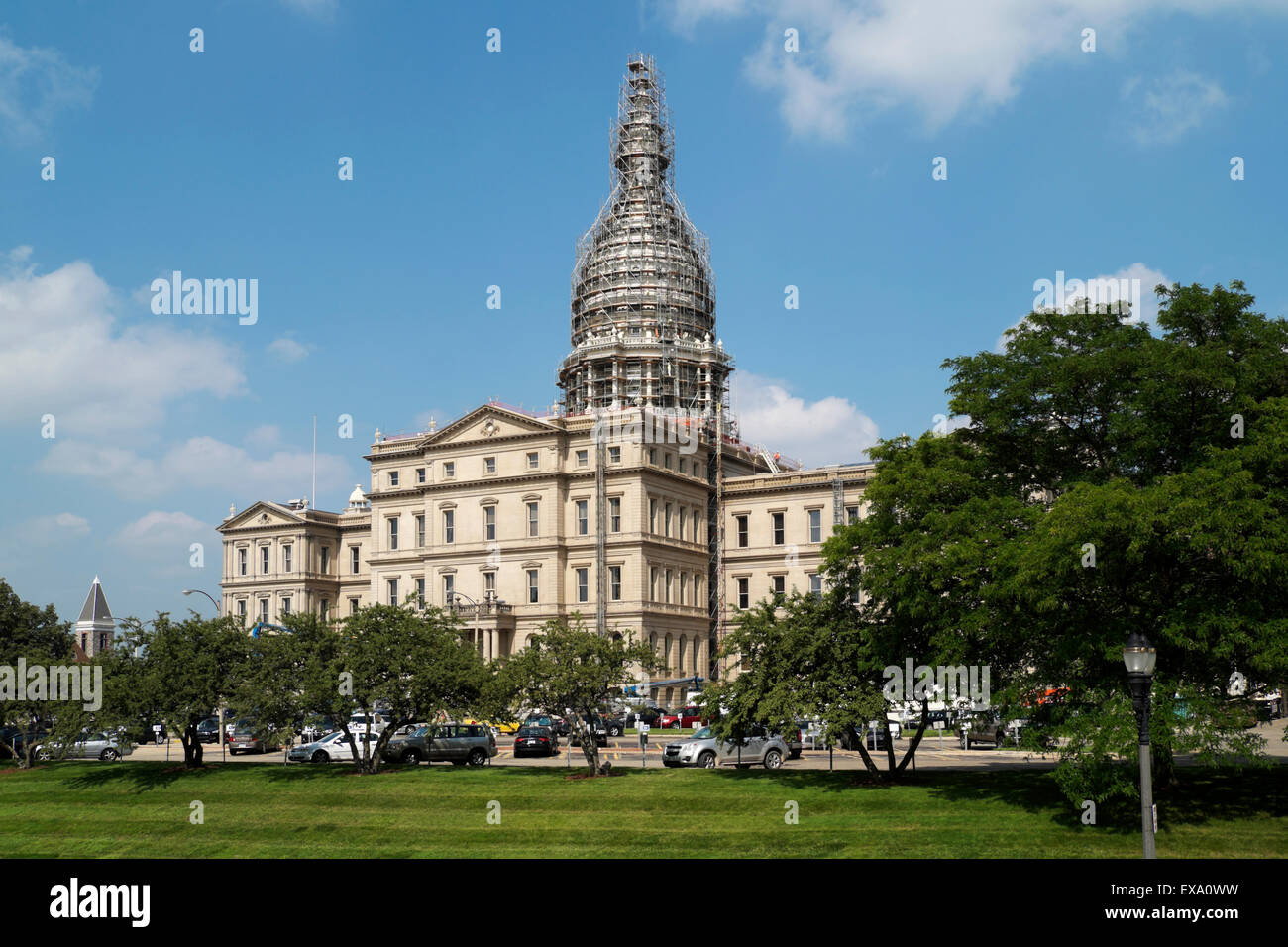 Südwesten Höhe von der Michigan State Capitol Gebäude mit der Kuppel umgeben von Gerüsten für Renovierungs- und Reparaturarbeiten. Stockfoto