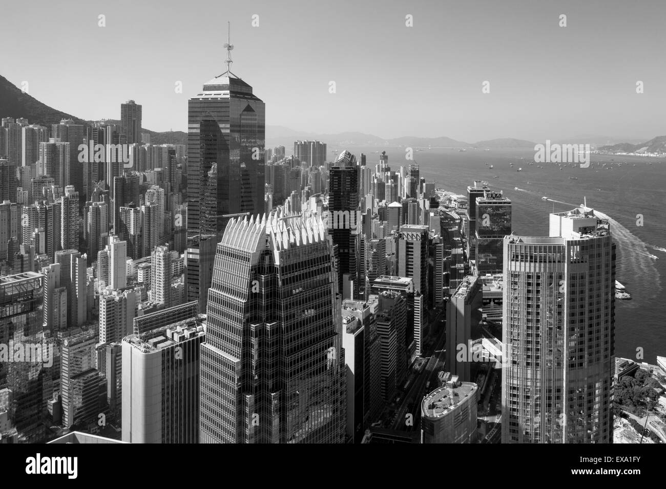 China, Hong Kong, Türmen Wolkenkratzer im Finanzdistrikt betrachtet von 55. Stock des IFC2 Gebäude mit Blick auf Hong Kong Harbo Stockfoto
