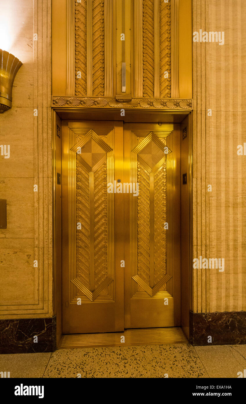 Aufzugstüren, Lobby der Merchandise Mart in Chicago, Illinois, USA Stockfoto