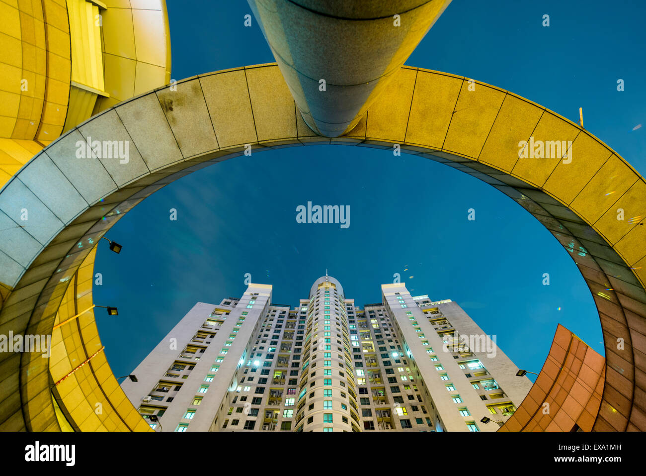 China, Shanghai, Mehrfamilienhaus, überragt von Tianyi Hochzeit Plaza auf Renmin Road in der Innenstadt Stockfoto