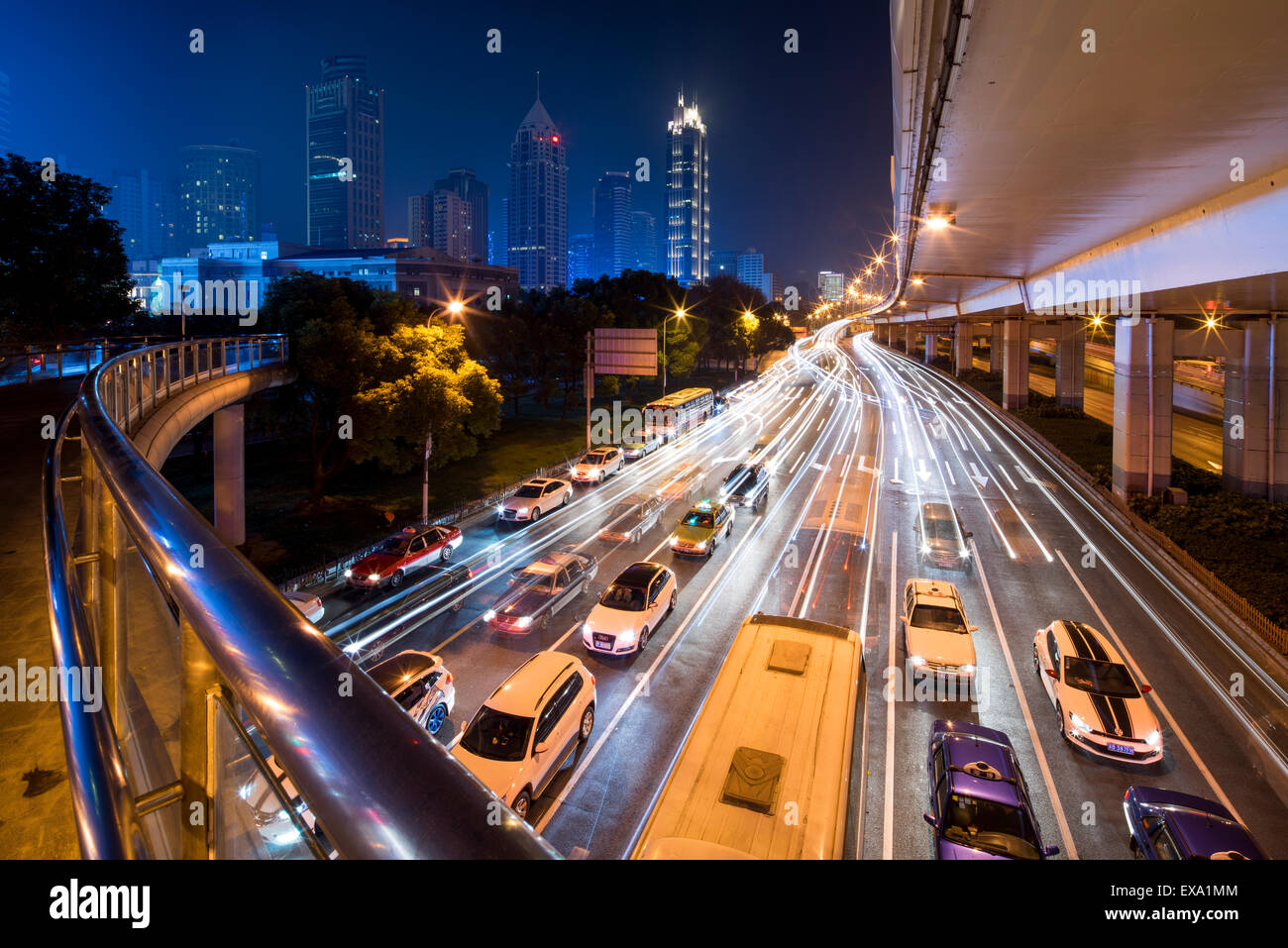 China, Shanghai, unscharfen Bild des PKW- und Bus-Verkehr Yan'an Straße unter konkrete Überführung am Winterabend Stockfoto
