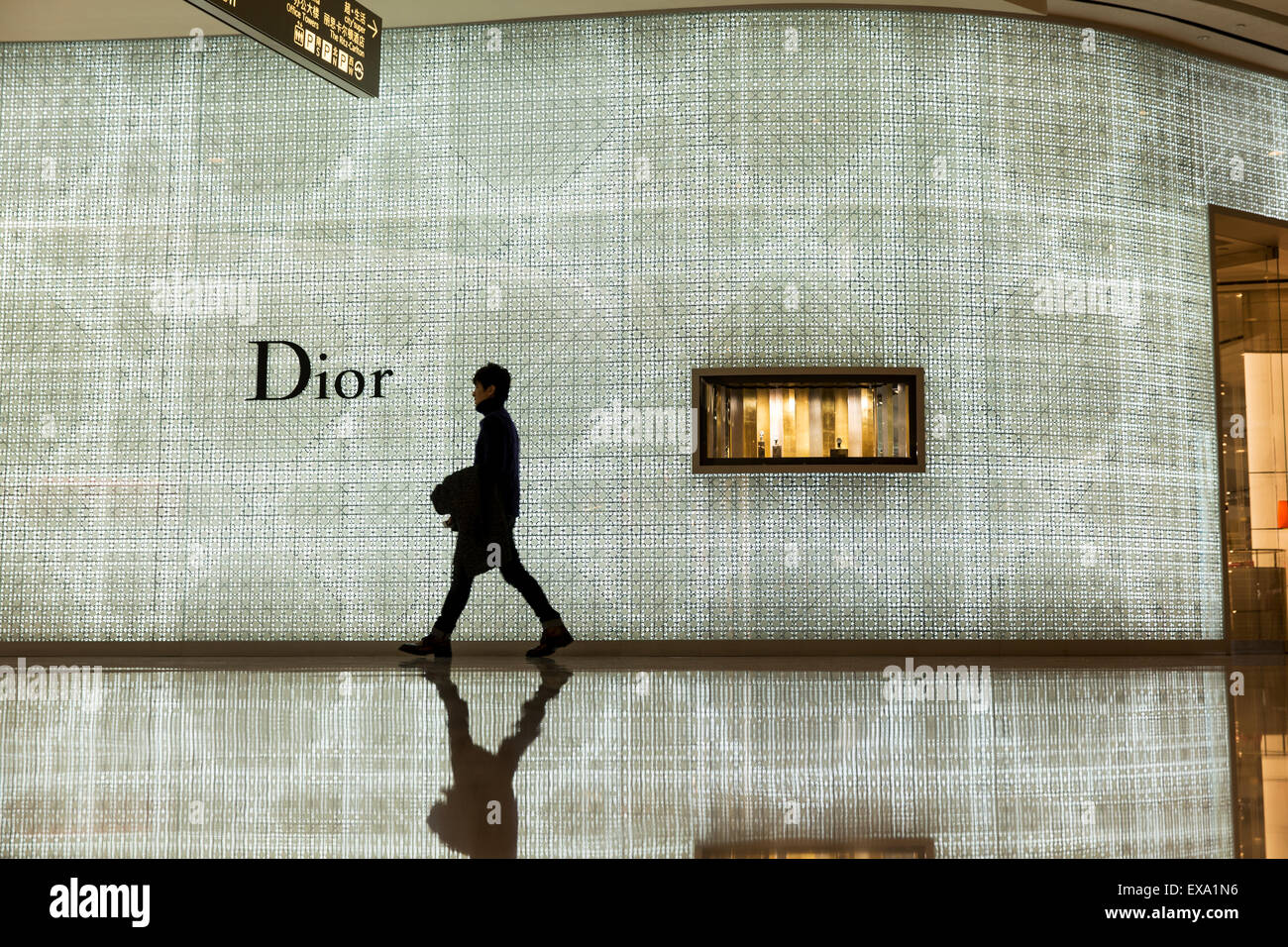 China, Shanghai, junger Mann geht vorbei an leuchtenden außen Christian Dior Shops in IFC Shopping Mall Stockfoto