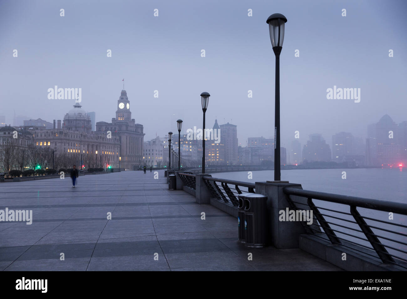 China, Shanghai, Foggy dawn auf Huangpu River Waterfront in der Altstadt von Bund an Wintermorgen Stockfoto