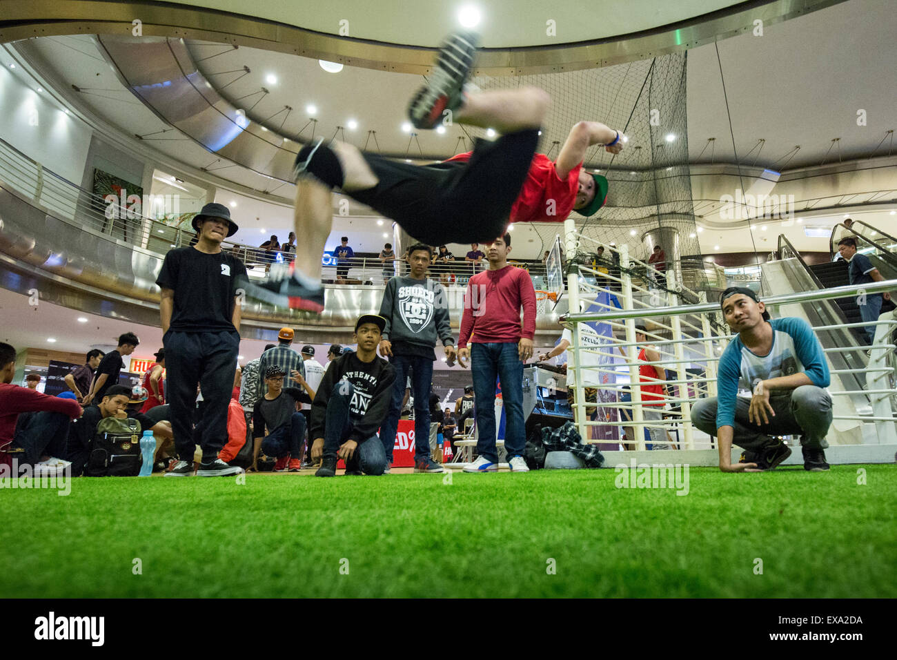Asien, Malaysia, Kuala Lumpur, Pause Tänzer Praxis in massiven Einkaufszentrum in Bukit Bintang Stockfoto