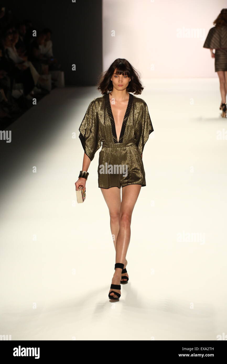 Berlin, Deutschland. 9. Juli 2015. Modell der Dimitri Kreationen auf Mercedes-Benz-Frühjahr/Sommer 2016 Sammlung der Fashion Week Berlin präsentieren. Bildnachweis: Jakob Ratz/Pacific Press/Alamy Live-Nachrichten Stockfoto