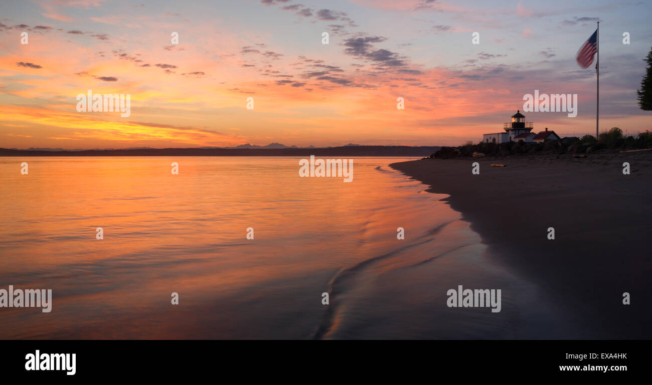 Die USA-Flagge-Wellen in den frühen Morgenstunden am Puget Sound Stockfoto