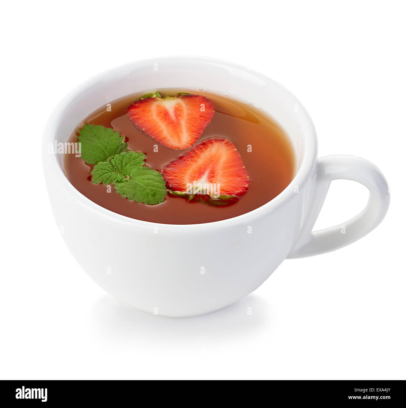 Tasse Tee mit Minze und Erdbeeren isoliert auf weiss Stockfoto