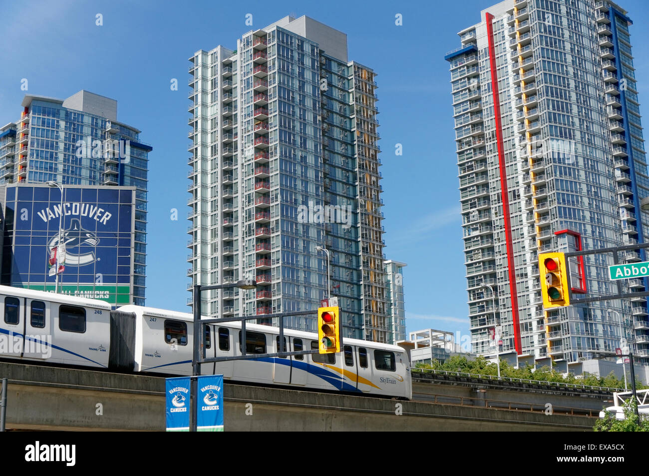 SkyTrain erhöhten Zug mit neu errichteten Eigentumswohnung Türme im Hintergrund, Vancouver, BC, Kanada Stockfoto