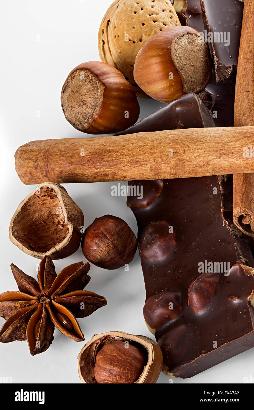 Schokolade und Nüssen mit Zimtstangen, Sternanis, isoliert Stockfoto