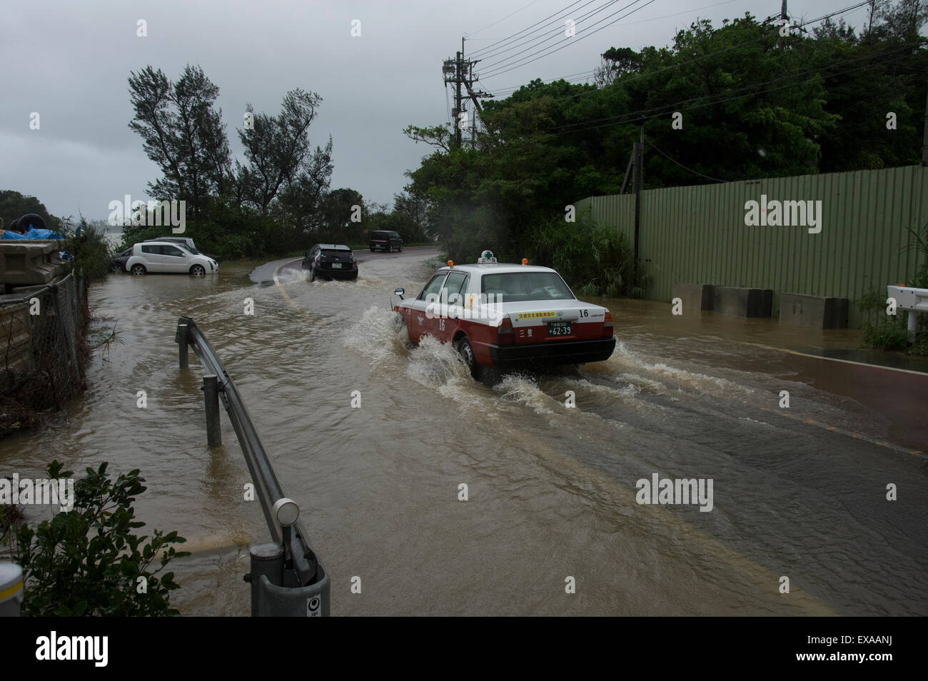 Okinawa, Japan. 10. Juli 2015. Küstenstraßen in Nakijin Stadt, Okinawa, Überschwemmung durch starke Regenfälle von Taifun Chan-Hom. 10. Juli 2015 Kredit: Chris Willson/Alamy Live-Nachrichten Stockfoto