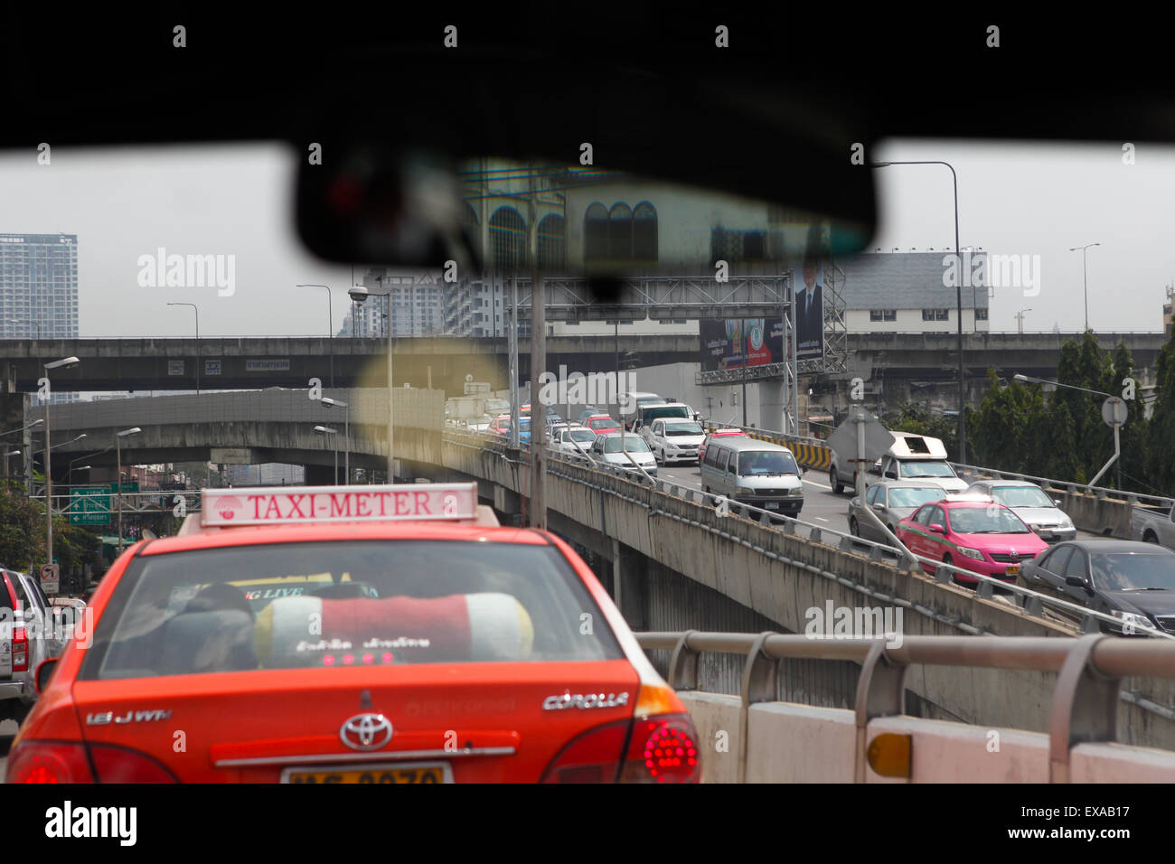 Straßenverkehr auf einer Überführung in Bangkok, Thailand. Stockfoto