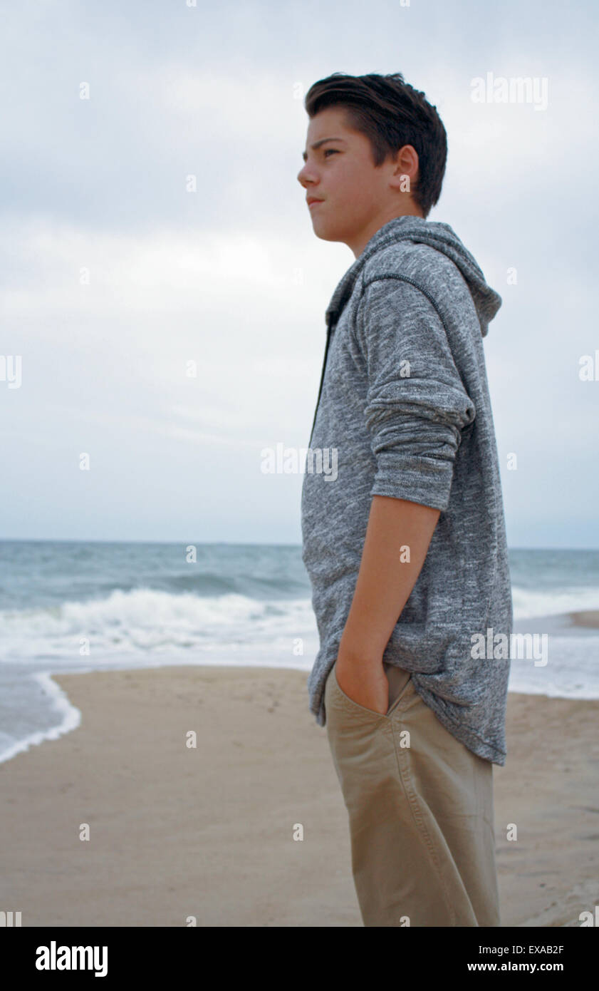Junge stand am Strand entlang Atlantik Montauk Long Island New York Stockfoto