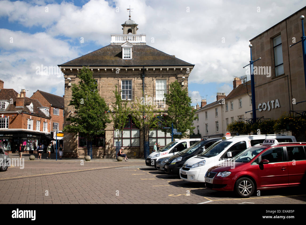 Taxistand und Markthalle in Warwick Stadtzentrum, Warwickshire, England, UK Stockfoto