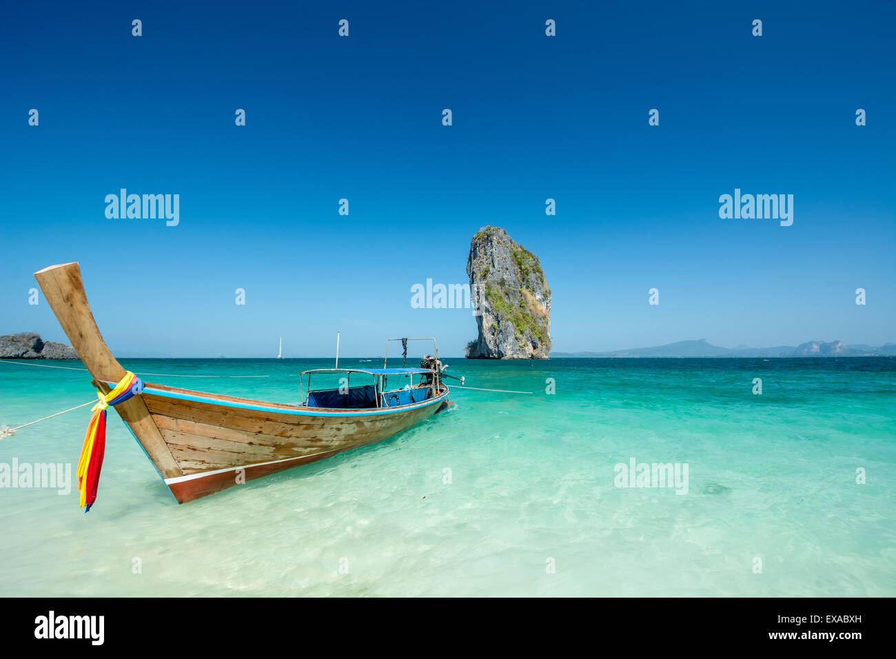 Cliff und Boot in den herrlichen Strand in tropischen Insel in Krabi, Phuket, Thailand Stockfoto