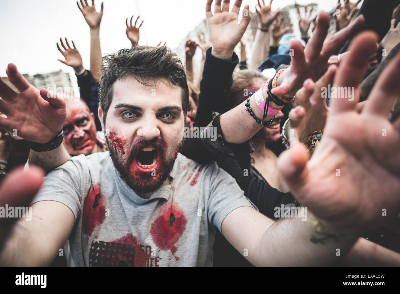 Mailand, Italien - Oktober 25: Zombies Parade statt in Mailand 25. Oktober 2014. Menschen gingen auf die Mailänder Straße maskiert durch Zombies Monster für die nächste Halloween-Urlaub Stockfoto