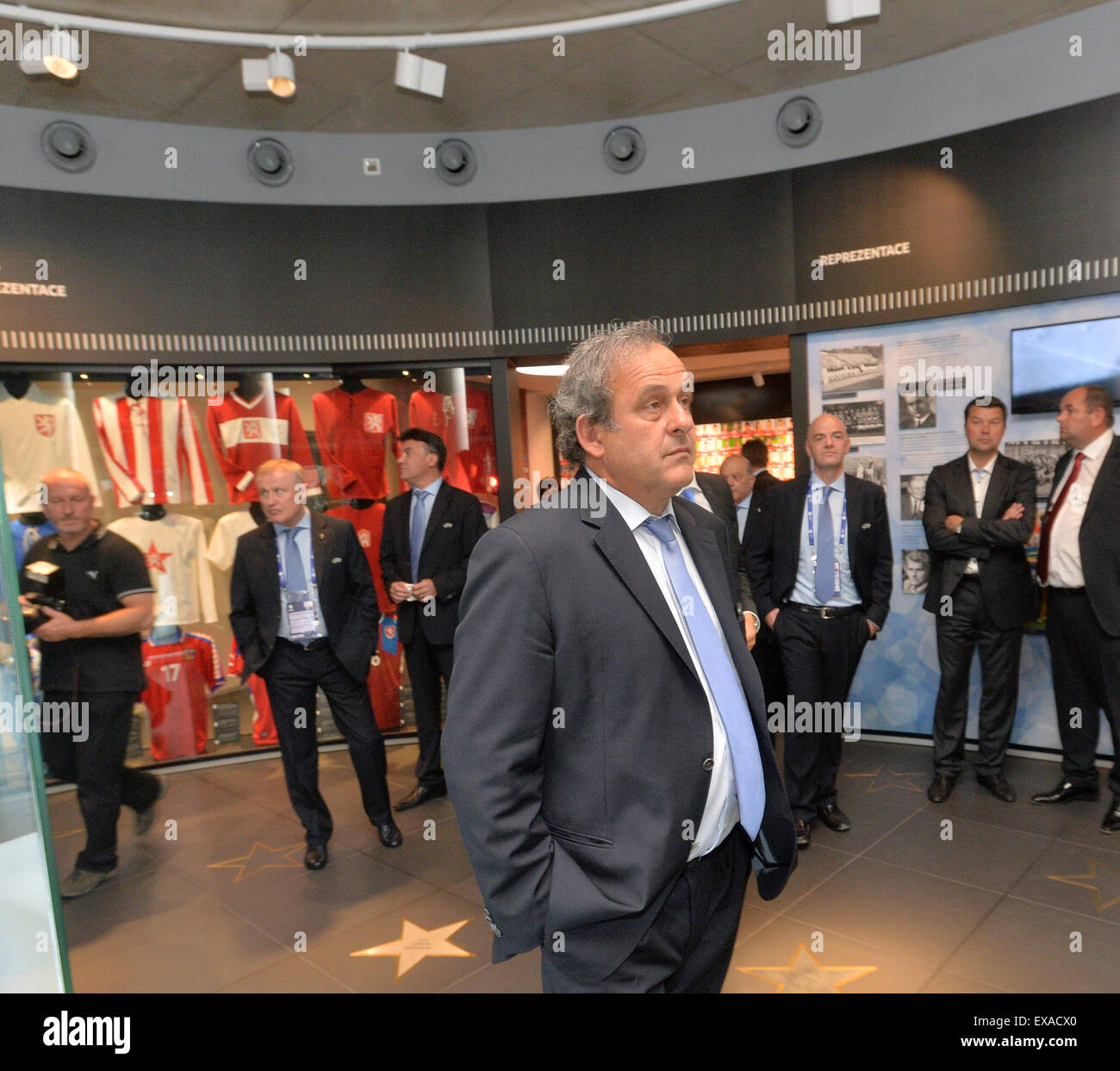 Prag, Tschechische Republik. 30. Juni 2015. Aktuelle UEFA-Chef Michel Platini besucht eine Öffnung des neuen Sitzes des Fußballverbandes der Tschechischen Republik am Strahov in Prag, Tschechische Republik, 30. Juni 2015. © Michal Dolezal/CTK Foto/Alamy Live-Nachrichten Stockfoto