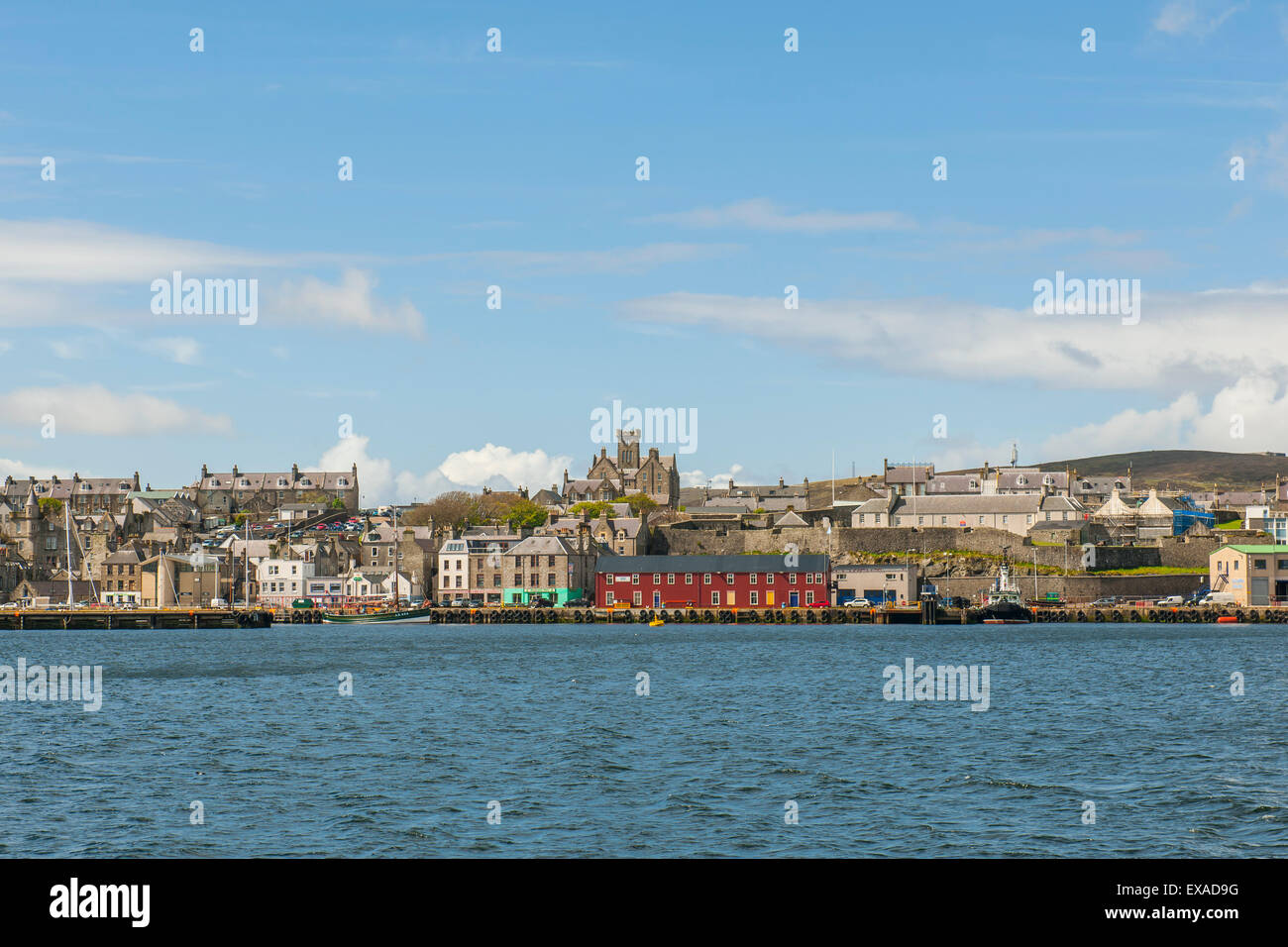 Blick auf die Stadt vom Meer, Lerwick, The Mainland Orkney, Shetland Islands, Schottland, Vereinigtes Königreich Stockfoto