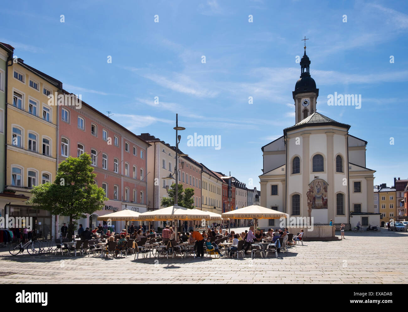 Altstädter Ring mit Pfarrkirche St. Oswald, Traunstein, Chiemgau, Upper Bavaria, Bavaria, Germany Stockfoto