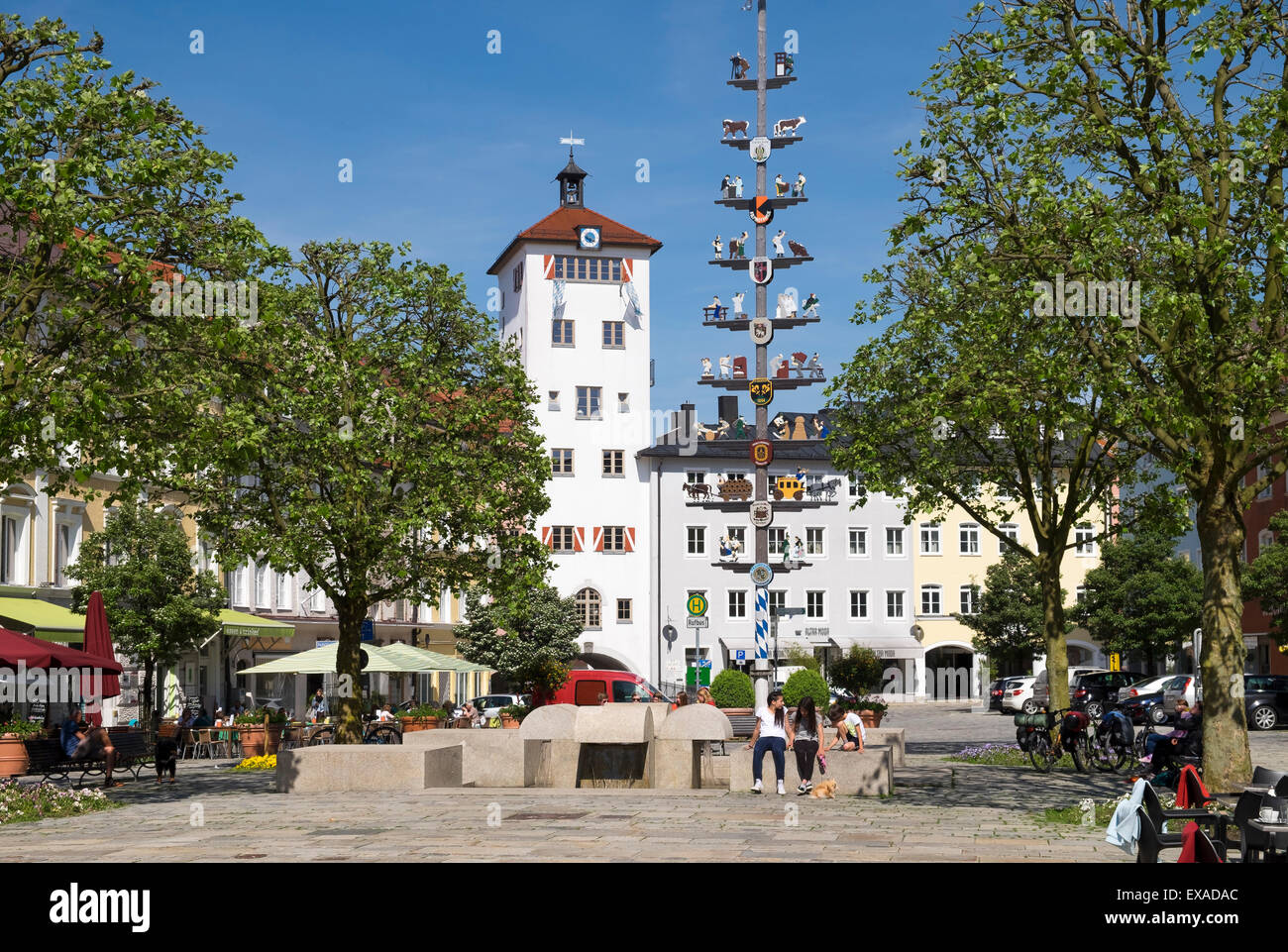 Dorfplatz mit Maibaum und Jacklturm Turm, Traunstein, Chiemgau, Upper Bavaria, Bavaria, Germany Stockfoto