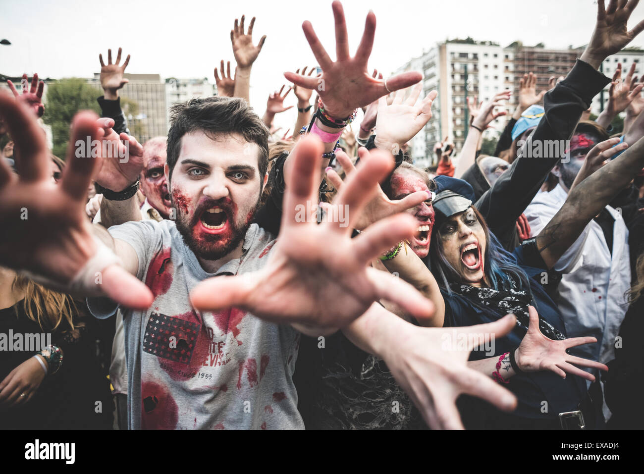 Mailand, Italien - Oktober 25: Zombies Parade statt in Mailand 25. Oktober 2014. Menschen gingen auf die Mailänder Straße maskiert durch Zombies Monster für die nächste Halloween-Urlaub Stockfoto