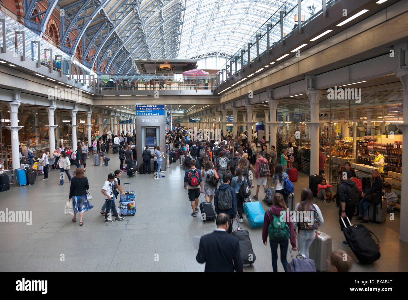 London, UK. 9. Juli 2015 - verursacht das größte Streik in der Londoner U-Bahn in 13 Jahren Pendler-Chaos in der ganzen Stadt. Ausfahrt St. Pancras International und Kings Cross Stationen Massen der Reisende aus dem Ausland mit dem Eurostar, ebenso wie Züge auf der nationalen Eisenbahnnetze entfernt von der u-Bahnstation umgebaut werden. Bildnachweis: Nathaniel Noir/Alamy Live-Nachrichten Stockfoto