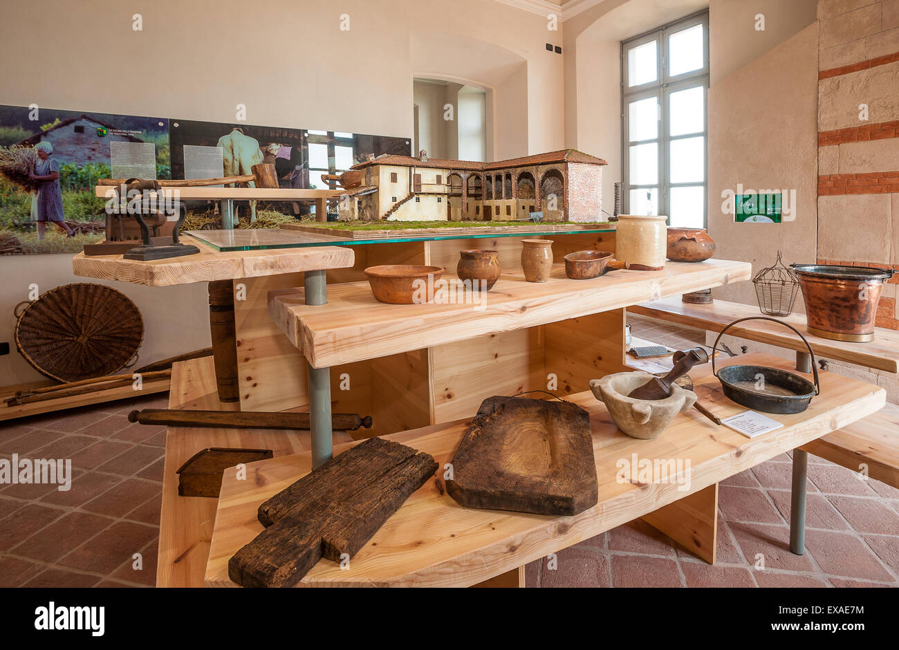 Italien-Piemont-Langhe und Roero World Heritage Magliano Alfieri Schloss - Museum Theater der Landschaft im Inneren des Schlosses 13. Juni 2015 eröffnet - Halle Bauernhaus Stockfoto