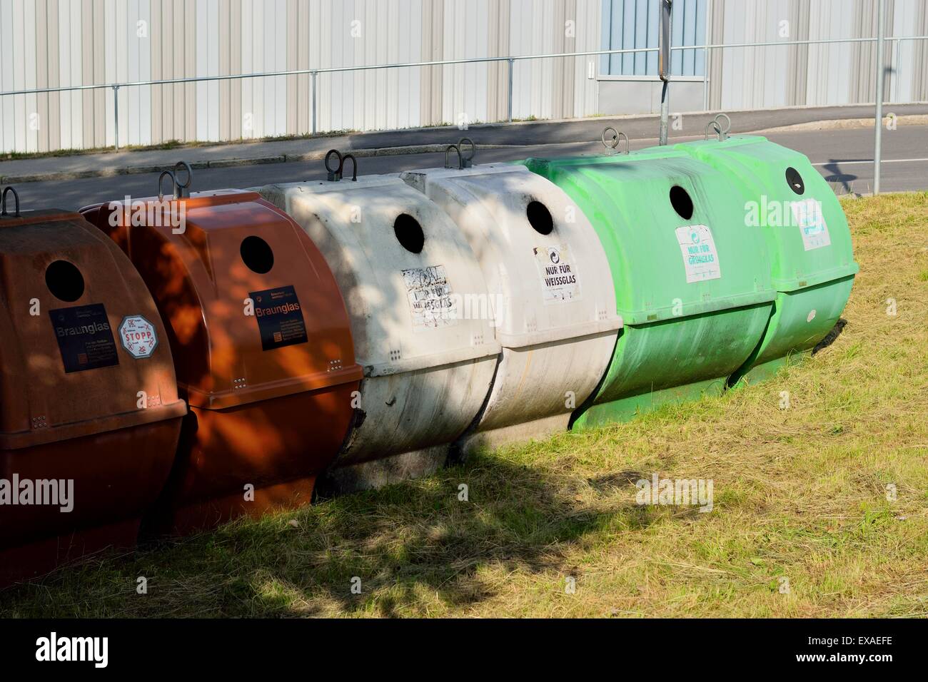 Müll-recycling-Behälter in der Straße Stockfoto