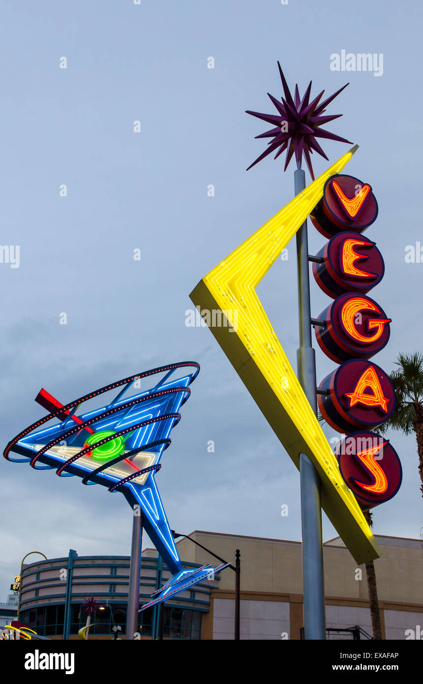 Oscar's Neon-Martini-Glas und Leuchtreklamen Vegas, Fremont Street, Neon Museum, Las Vegas, Nevada, Vereinigte Staaten von Amerika Stockfoto