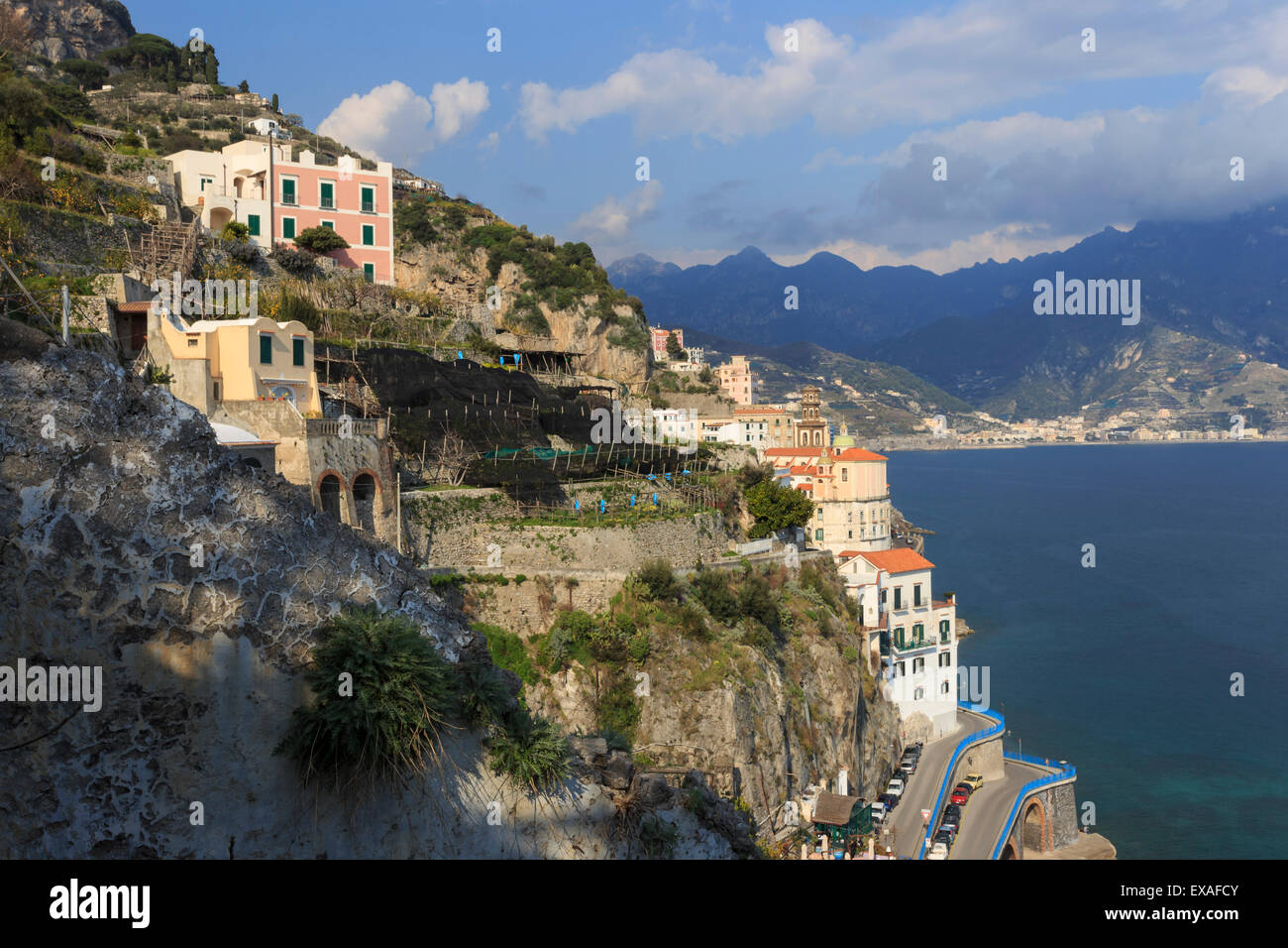 Cliff Seitenansicht in Richtung Atrani und fernen Maiori, Costiera Amalfitana (Amalfiküste), der UNESCO, Campania, Italien Stockfoto