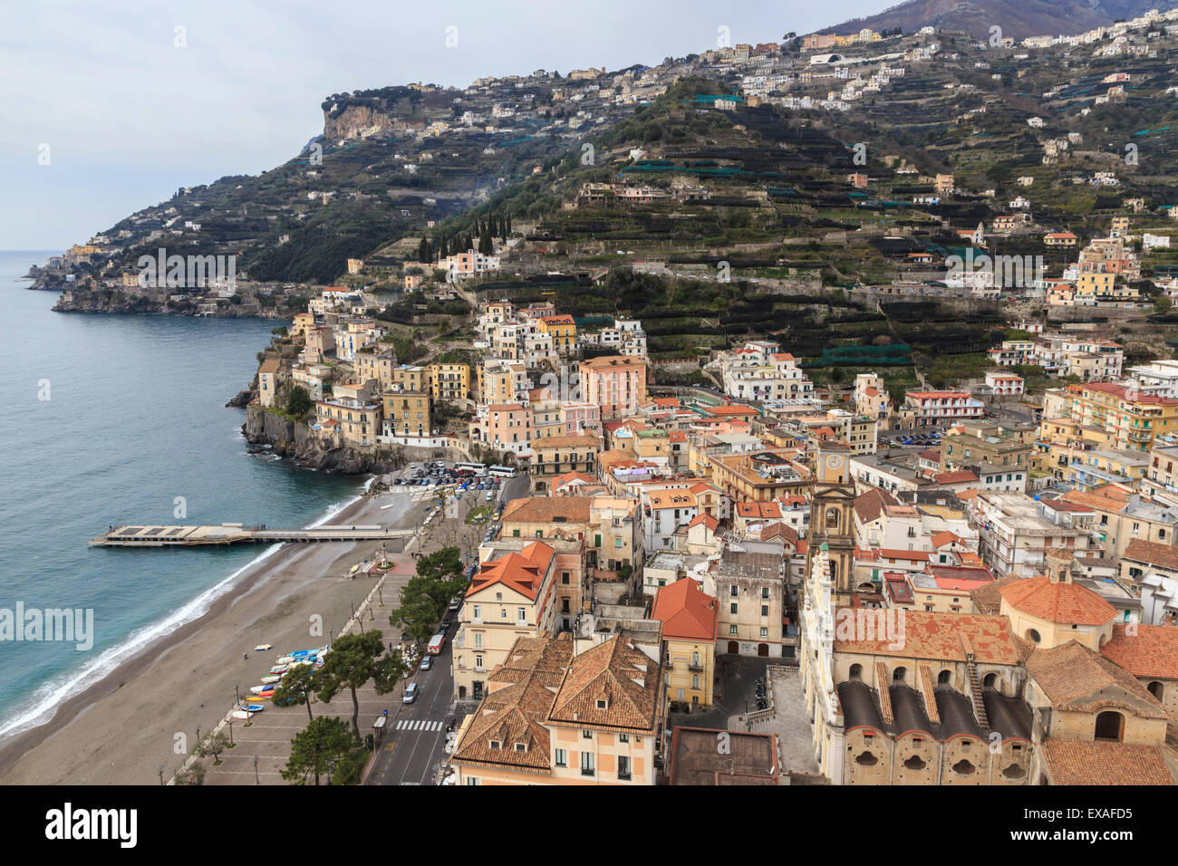 Minori, Strand, Stadt, Kathedrale und terrassierten Hügeln mit Blick nach Ravello, erhöhte Ansicht, Costiera Amalfitana, Campania, Italien Stockfoto