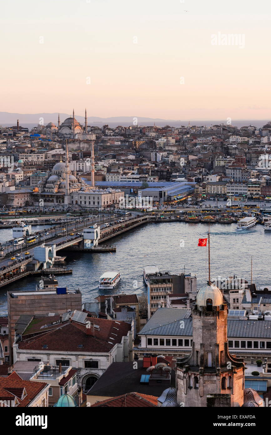 Blick auf Skyline von Istanbul aus der Galata-Turm bei Sonnenuntergang, Beyoglu, Istanbul, Türkei, Europa Stockfoto