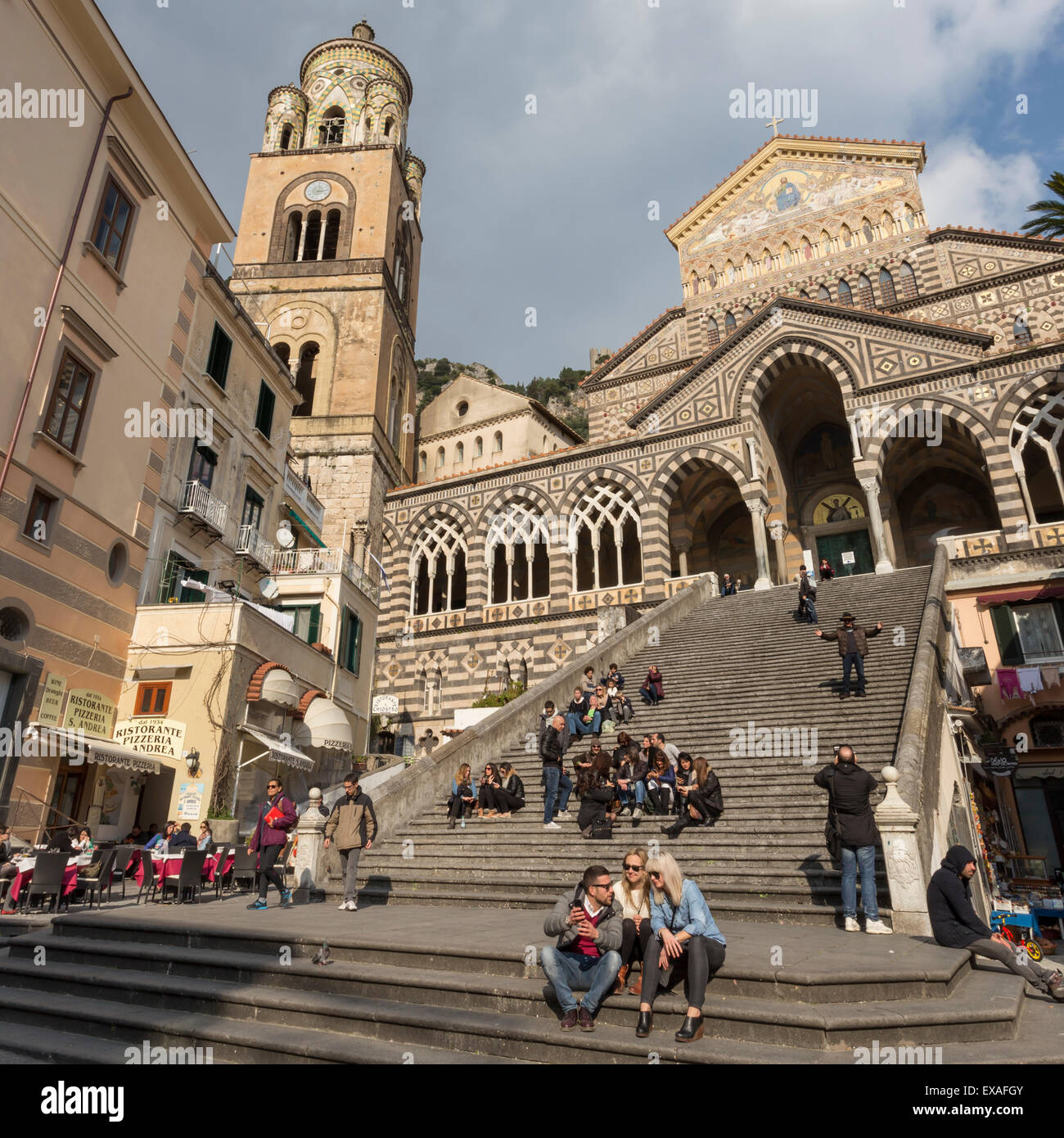 Menschen in der Sonne am Dom Schritte im Frühjahr, Amalfi, Costiera Amalfitana (Amalfiküste), der UNESCO, Campania, Italien Stockfoto