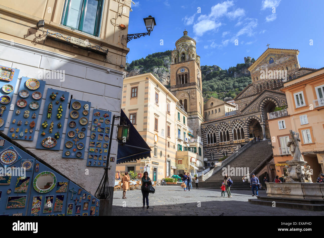 Töpferei, Brunnen und Dom im Frühjahr, Amalfi, Costiera Amalfitana (Amalfiküste), der UNESCO, Campania, Italien Stockfoto