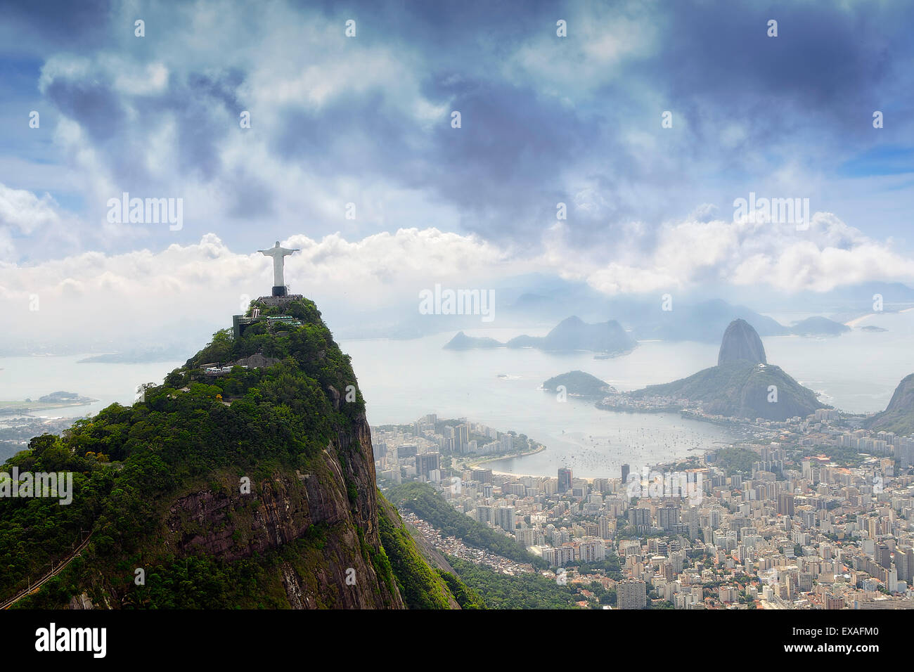 Rio De Janeiro Landschaft zeigt, der Christus, Corcovado und Zuckerhut, der UNESCO, Rio De Janeiro, Brasilien, Südamerika Stockfoto