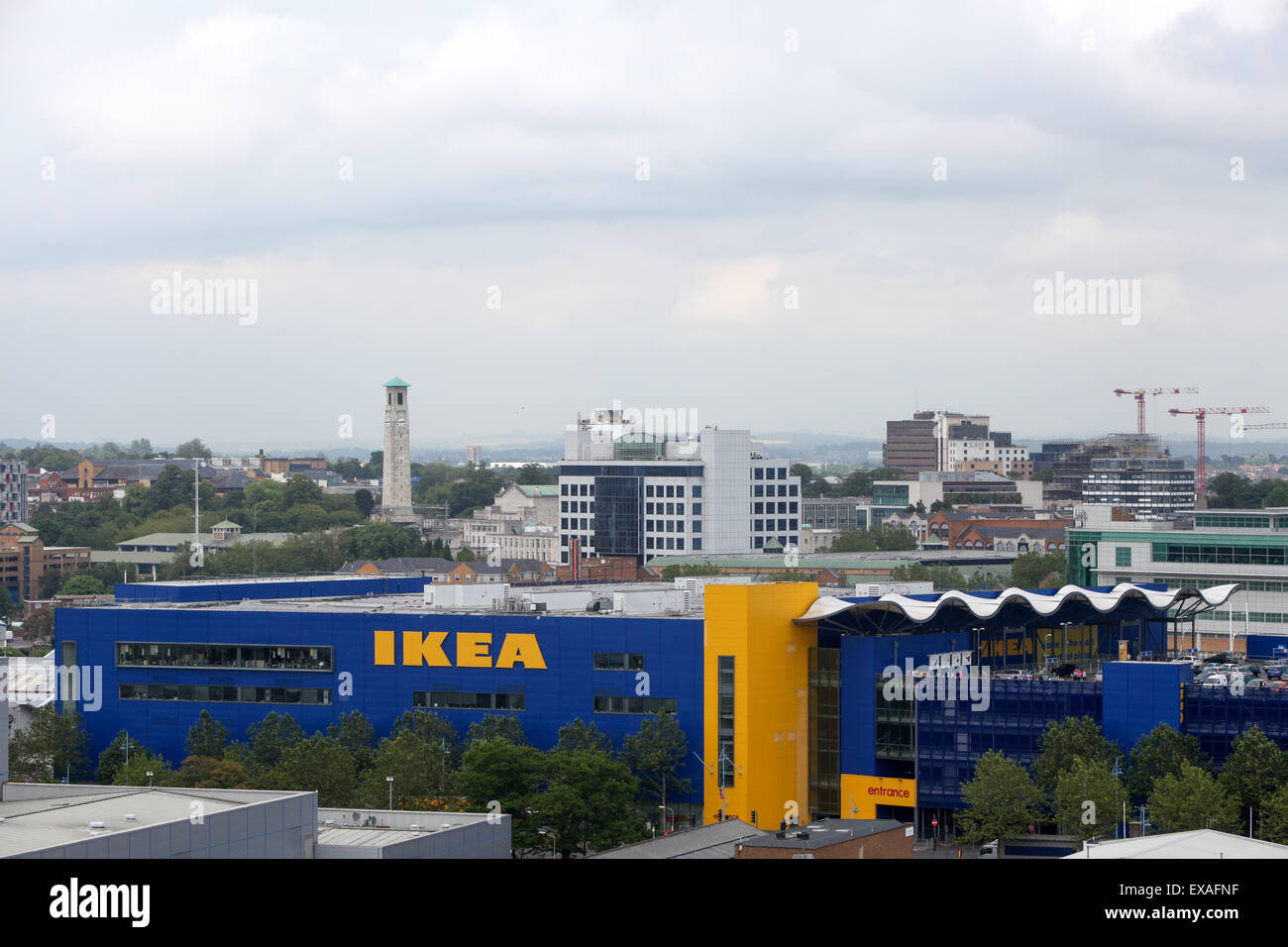 IKEA Einrichtungshaus in Southampton mit Blick auf die Stadt hinter Stockfoto