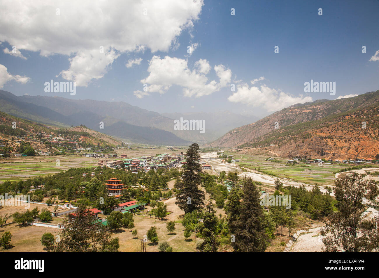 Die Paro-Tal erstreckt sich nach Westen näher zu den Gipfeln, die sich an der Grenze zu Tibet, Bhutan Himalaya erheben Stockfoto