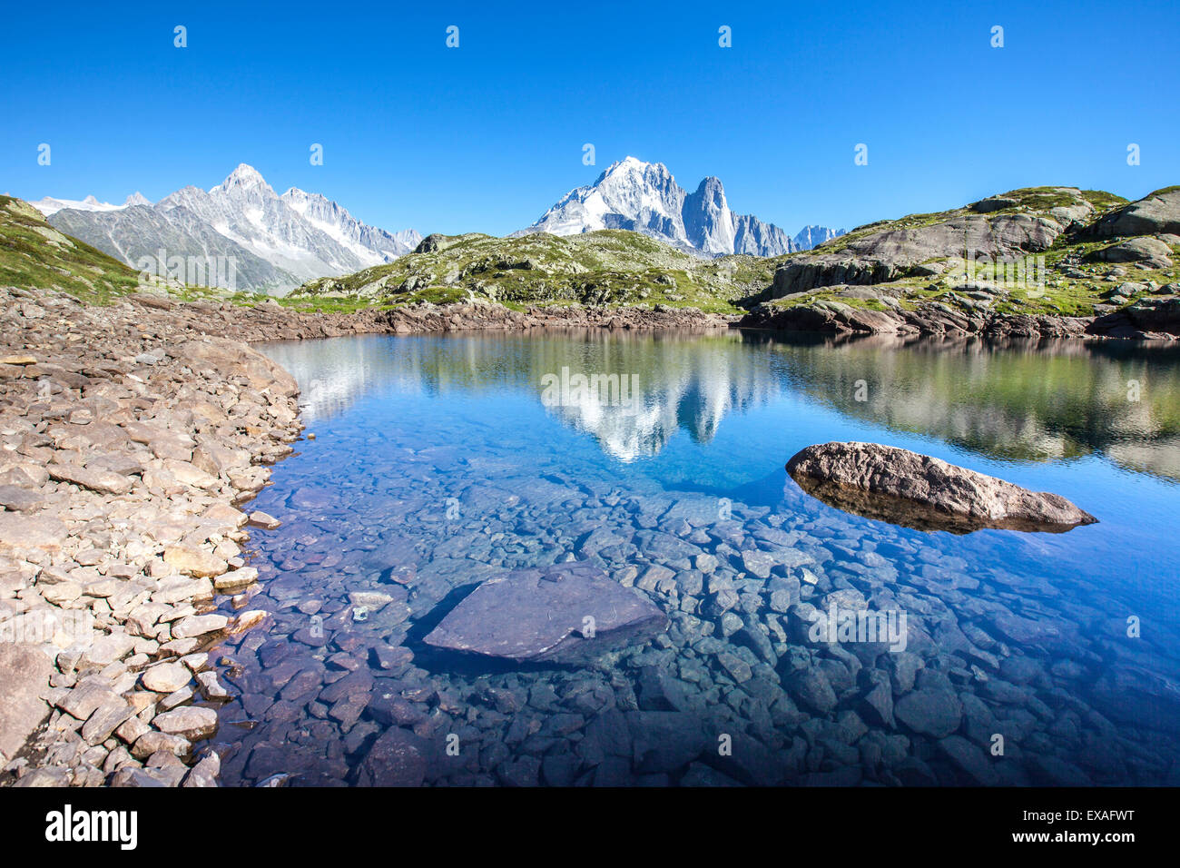Der Mont Blanc-Bergkette spiegelt sich in den Gewässern des Lac des Cheserys, Haute Savoie, Französische Alpen, Frankreich Stockfoto