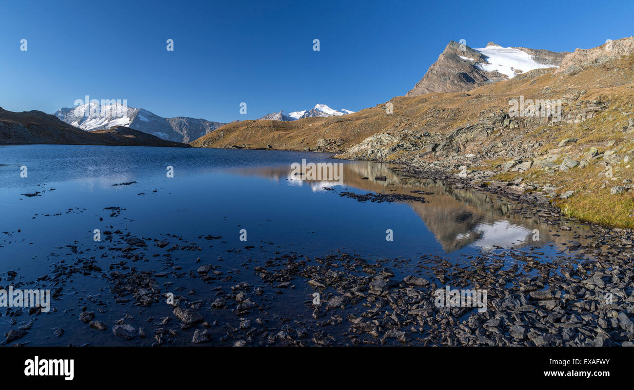 Panorama der Berge Levanne und Aiguille Rousse bei Sonnenaufgang, Nationalpark Gran Paradiso, Alpi Graie (Graian Alpen), Italien Stockfoto