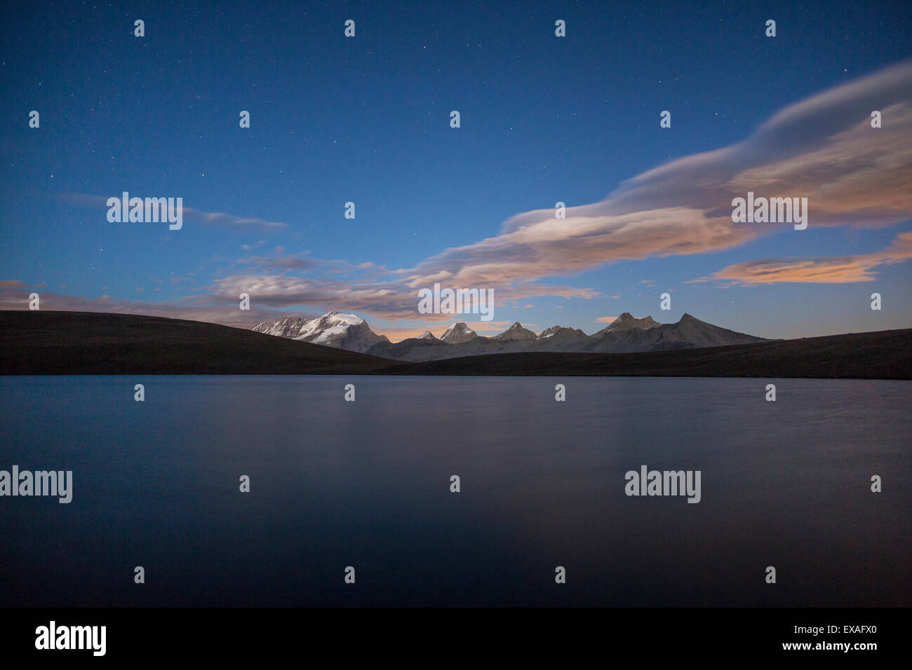 Ansicht des Gran Paradiso reichen bei Sonnenuntergang von Rossett See (Lago Rossett), Colle del Nivolet, Alpi Graie (Graian Alpen), Italien Stockfoto