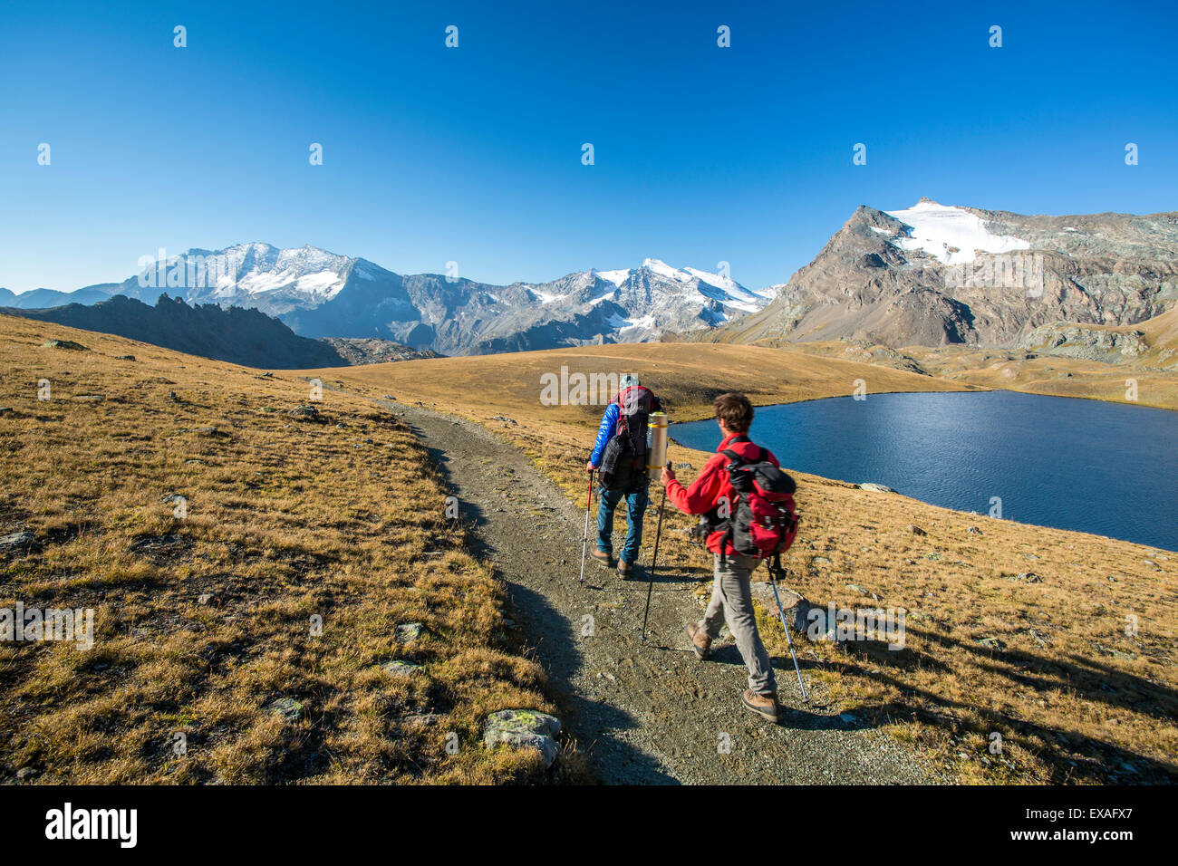 Wanderer-Wallking entlang Rosset See, Nationalpark Gran Paradiso, Alpi Graie (Graian Alpen), Italien, Europa Stockfoto