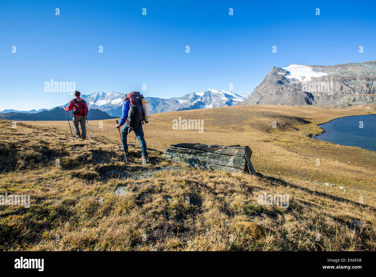 Wanderer-Wallking entlang Rosset See, Nationalpark Gran Paradiso, Alpi Graie (Graian Alpen), Italien, Europa Stockfoto