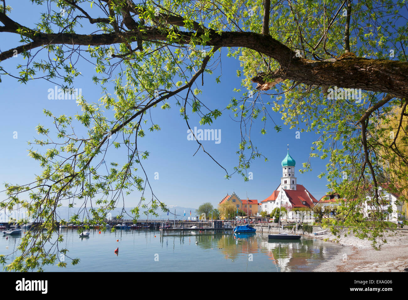 St... Georg-Kirche und Burg, Halbinsel Wasserburg, Bodensee, Schwaben, Bayern, Deutschland, Europa Stockfoto