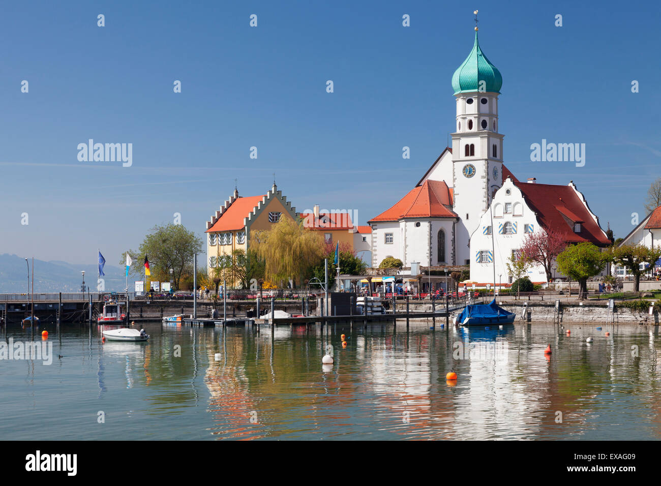 St... Georg-Kirche und Burg, Halbinsel Wasserburg, Bodensee, Schwaben, Bayern, Deutschland, Europa Stockfoto