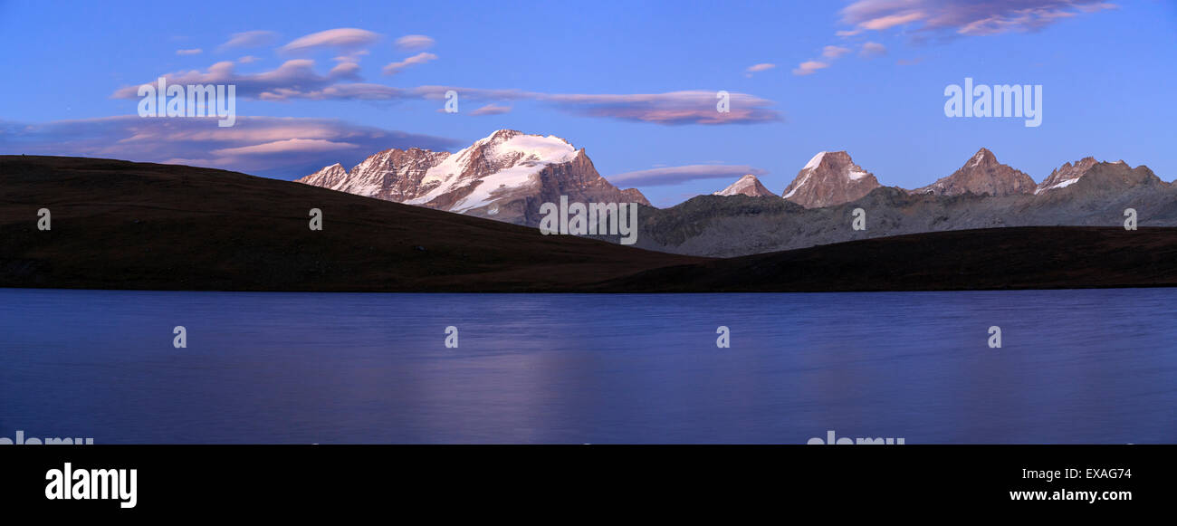 Panorama des Bereichs "Gran Paradiso" bei Sonnenuntergang vom See Rossett, Colle del Nivolet, Alpi Graie (Graian Alpen), Italien, Europa Stockfoto