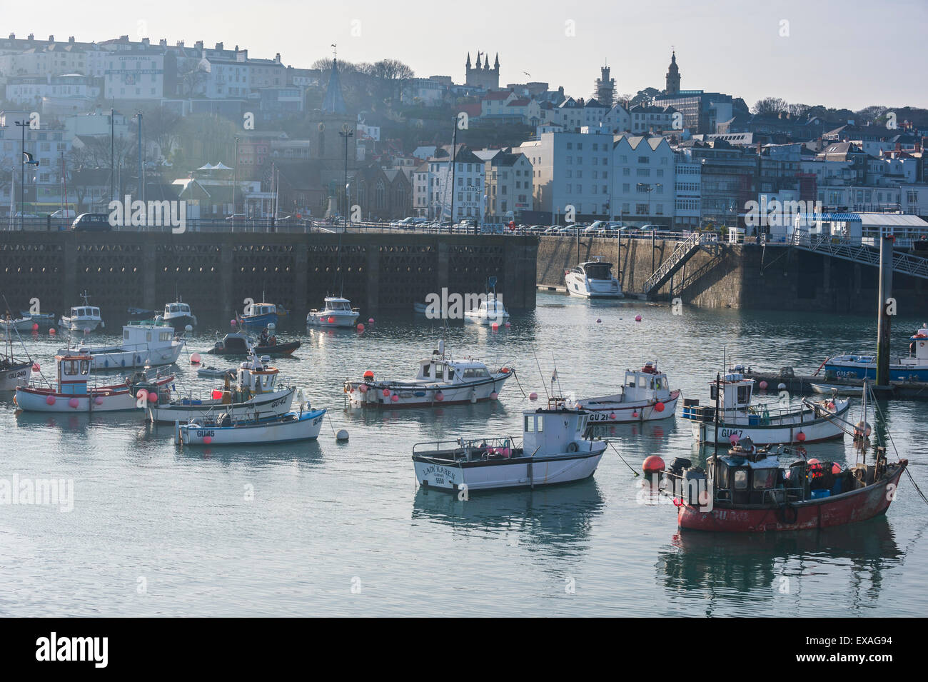 Kleine Fischerboote im Hafen von Saint Peter Port, Guernsey, Channel Islands, Vereinigte Königreich, Europa Stockfoto