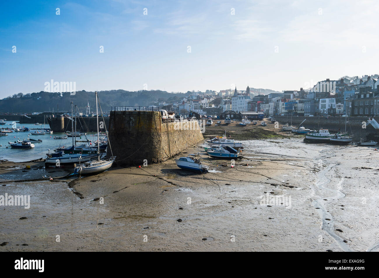Blick über die Strandpromenade von Saint Peter Port, Guernsey, Channel Islands, Vereinigte Königreich, Europa Stockfoto