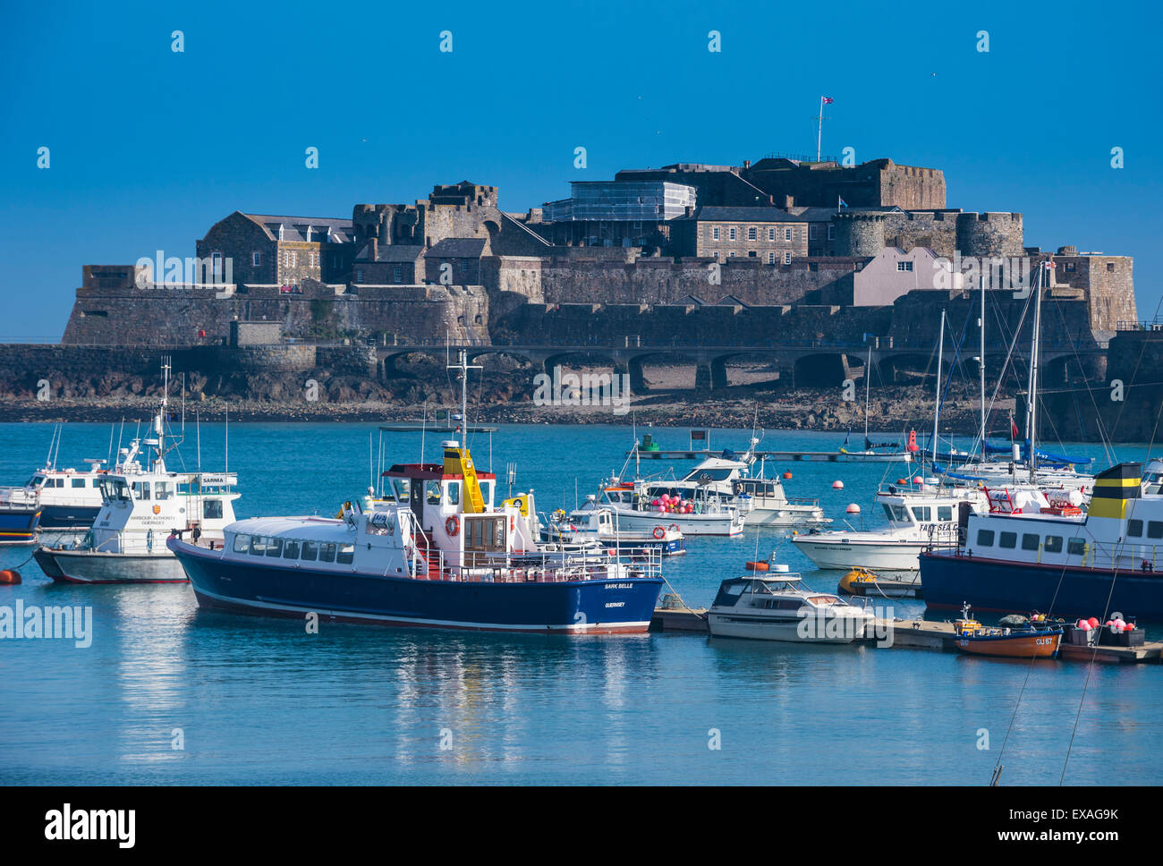 Angelboote/Fischerboote unter Cornet Schloss Saint Peter Port, Guernsey, Channel Islands, Vereinigte Königreich, Europa Stockfoto