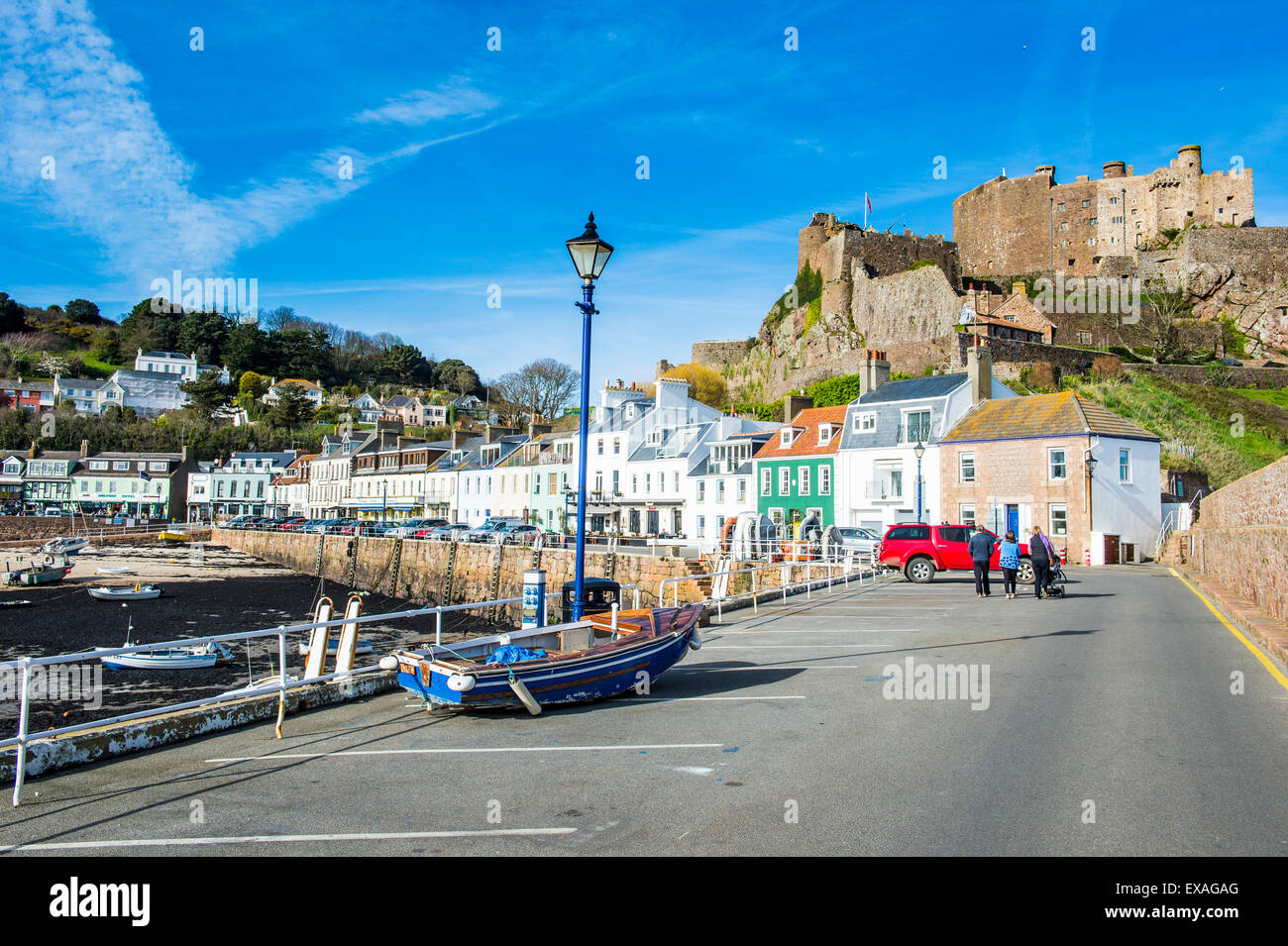 Die Stadt Mont Hochmuts und seiner Burg, Jersey, Kanalinseln, Großbritannien, Europa Stockfoto